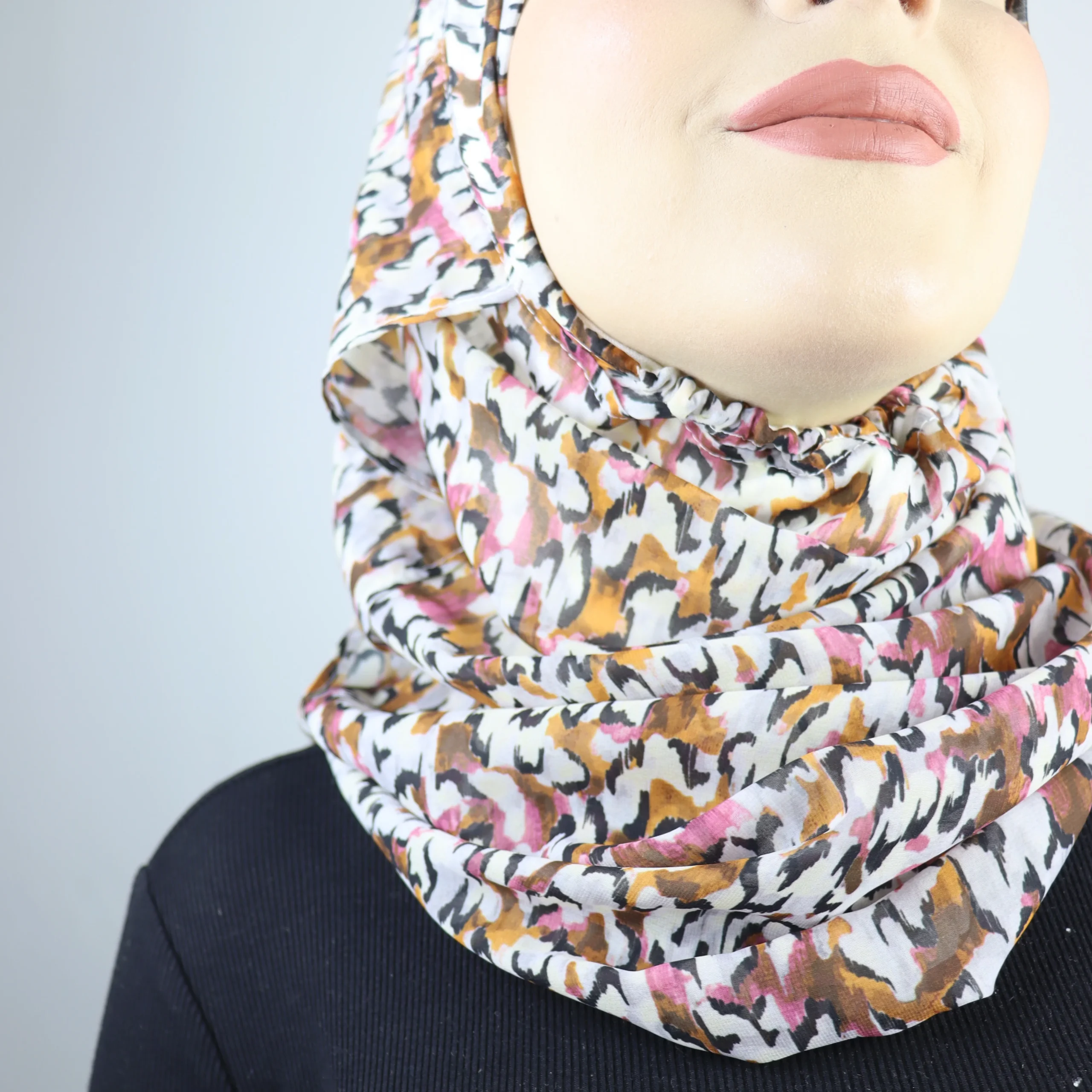 وشاح جاهز للارتداء وبونيه بشريط مطاطي مدمج - الصورة 2